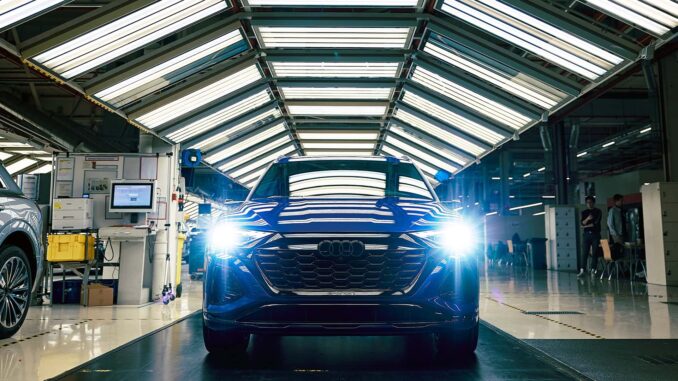 le ultime audi q8 e tron escono dalla fabbrica di bruxelles.jpg